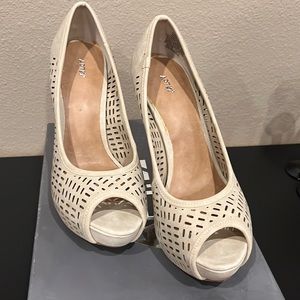 APT9 APHAYDEN CREAM HEELS CUTE SIZE 7